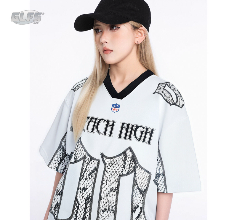 REACH HIGHフットボールTシャツ レディース 着用イメージ ストリートコーデ Highland