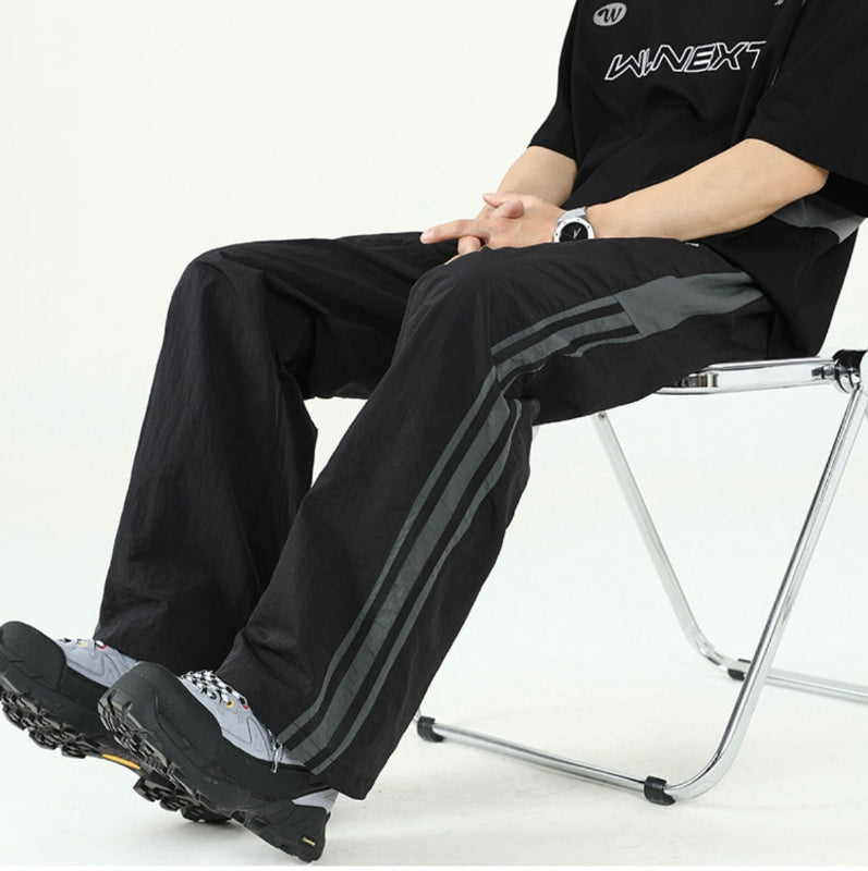 サイドライン ワイドナイロンパンツ ブラック 椅子に座ったコーデ High land
