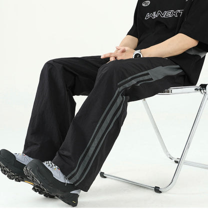 サイドライン ワイドナイロンパンツ ブラック 椅子に座ったコーデ High land