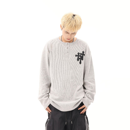 クロス刺繍ヘンリーネックロンT グレー着用 イメージカット High land