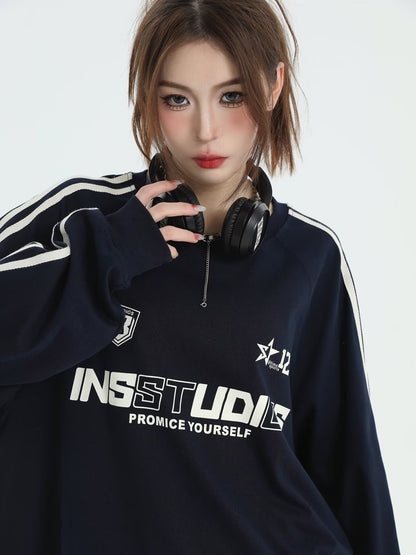 ストリート系ロゴ オーバーサイズ長袖スウェット ブラック 女性モデル バストアップ