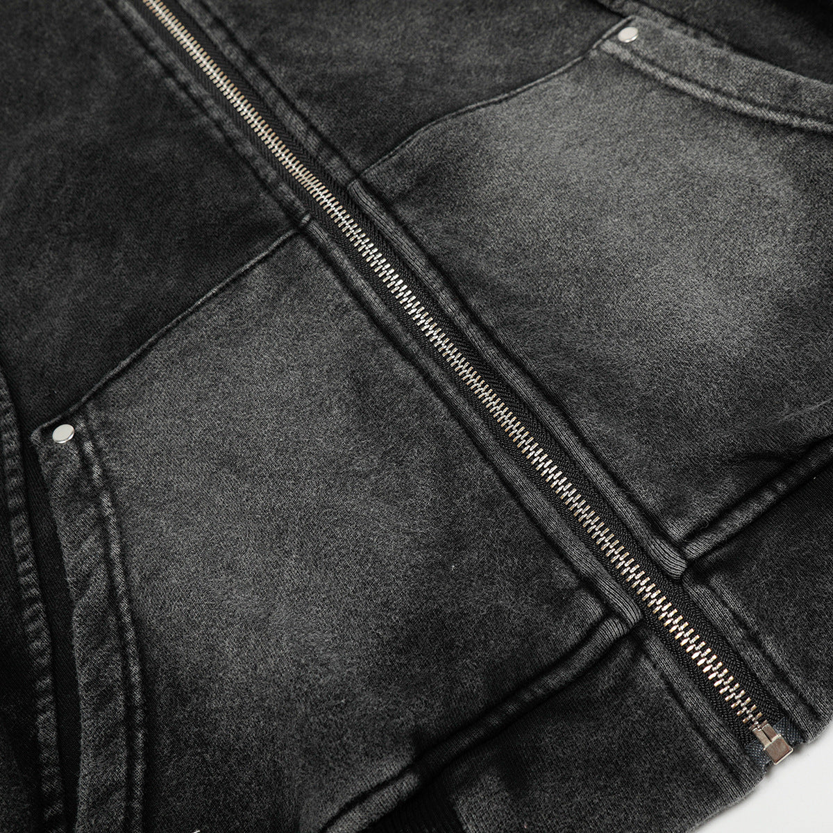 ウォッシュドブラックのジップアップパーカー・大きなカンガルーポケット付き　High land