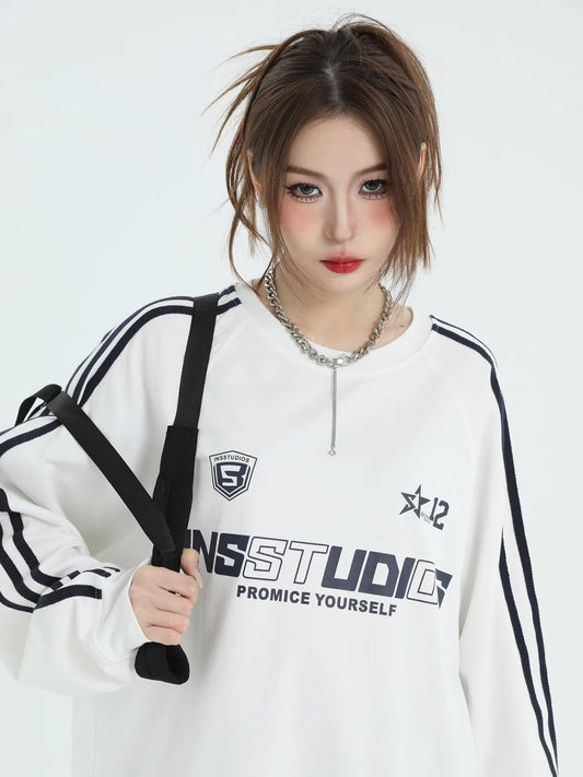 
ストリート系ロゴ オーバーサイズ長袖スウェット ホワイト 女性モデル バストアップ