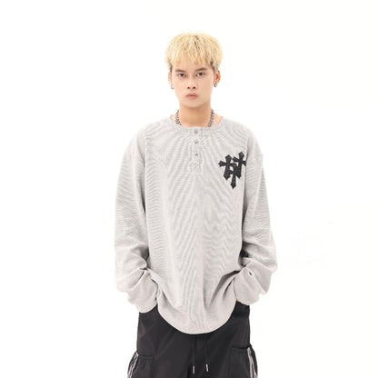 クロス刺繍ヘンリーネックロンT グレー着用 正面アップ High land