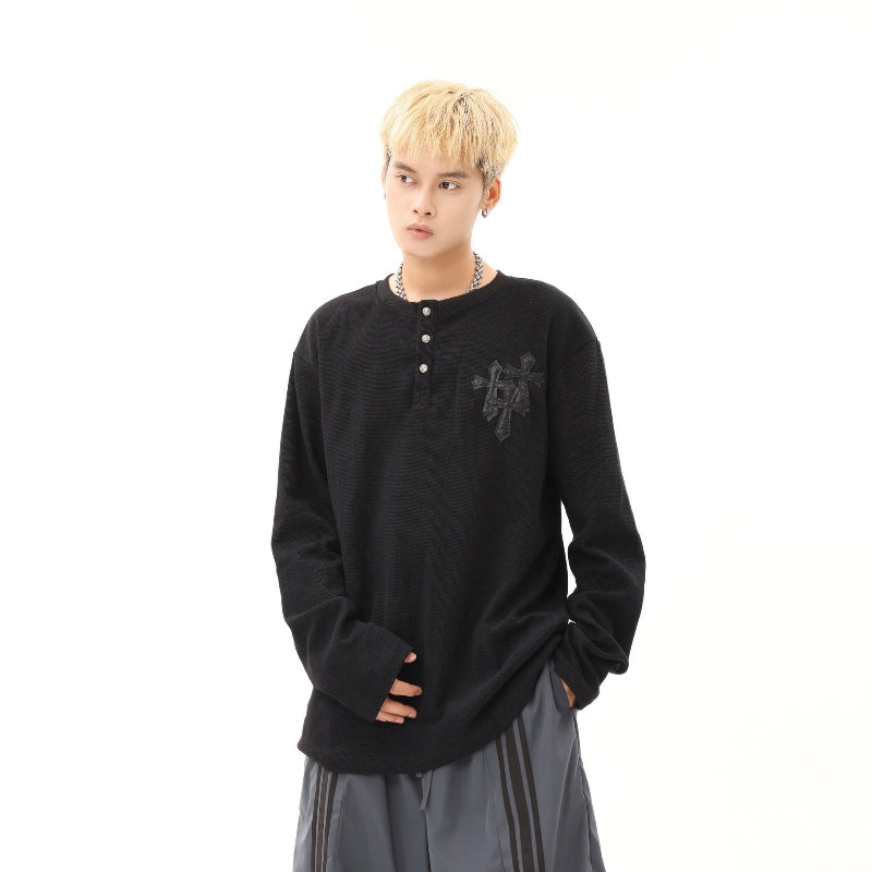 クロス刺繍ヘンリーネックロンT ブラック着用 横向きスタイル High land