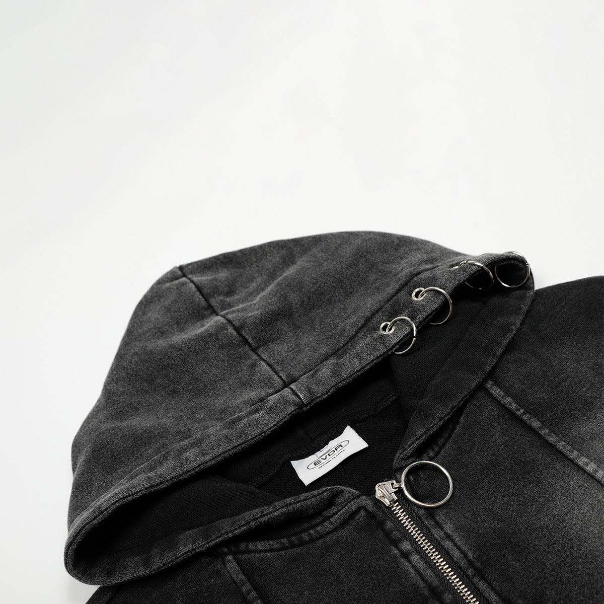 ウォッシュブラック生地フード・リングとメタルパーツが付いたHigh landパーカーのディテール