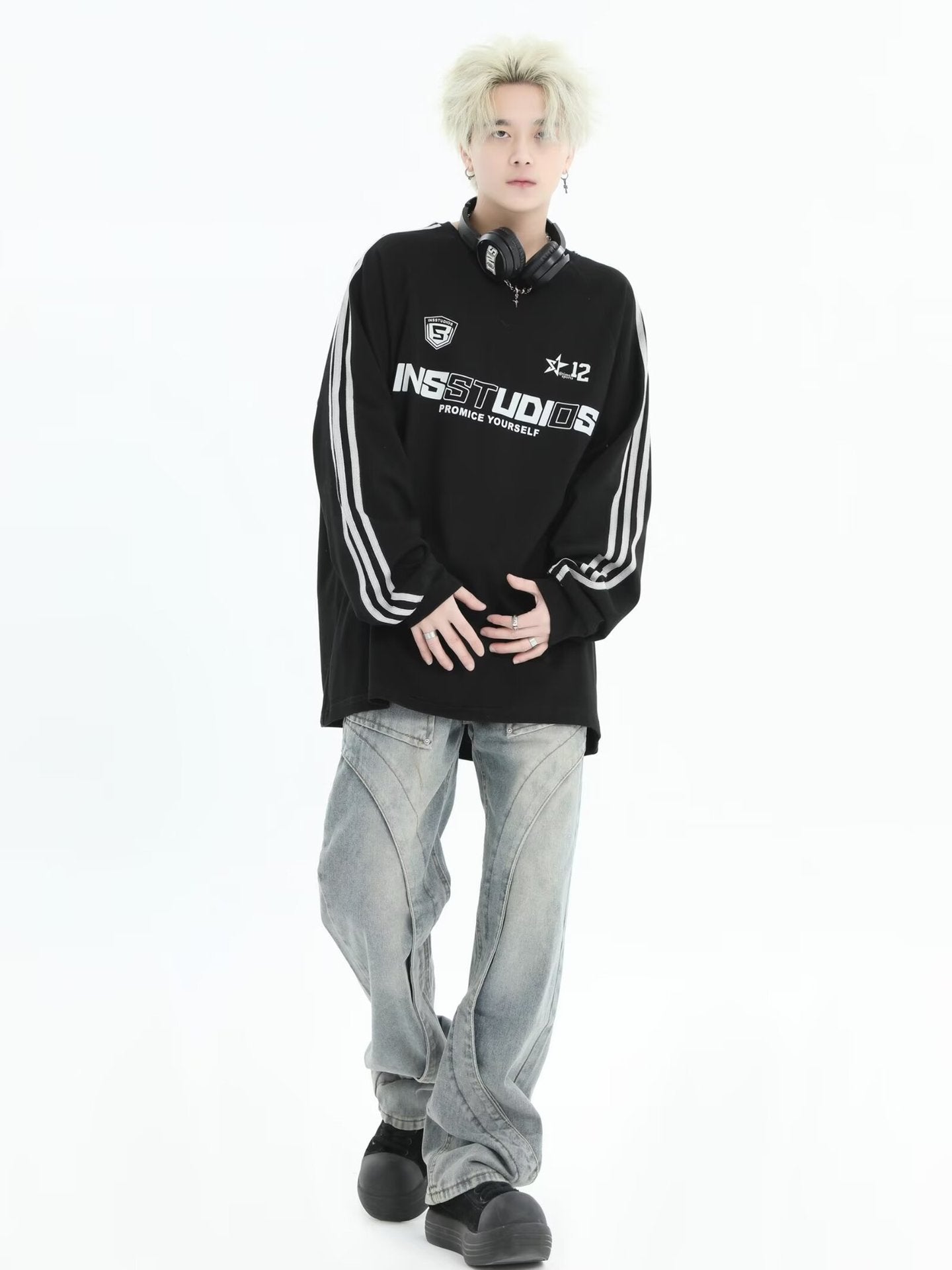 ストリート系ロゴ オーバーサイズ長袖スウェット ブラック 全身コーデ 男性モデル