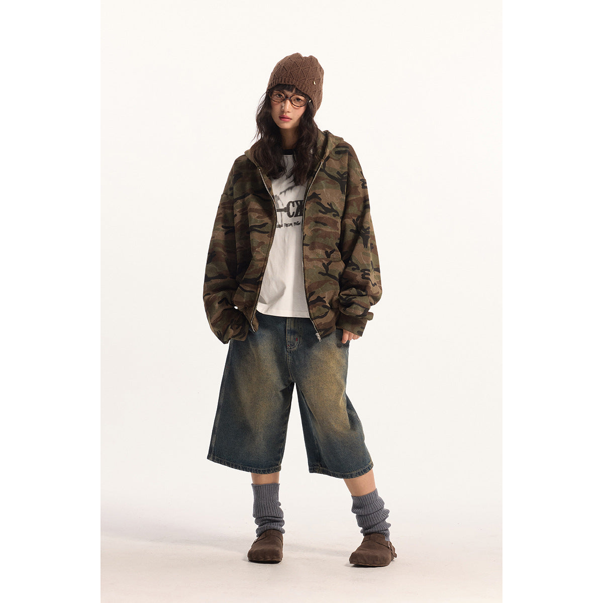 カモフラパーカー × デニムバギー シンプルストリートコーデ Highland