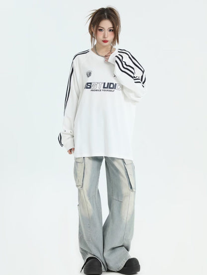 ストリート系ロゴ オーバーサイズ長袖スウェット ホワイト 全身コーデ 女性モデル
