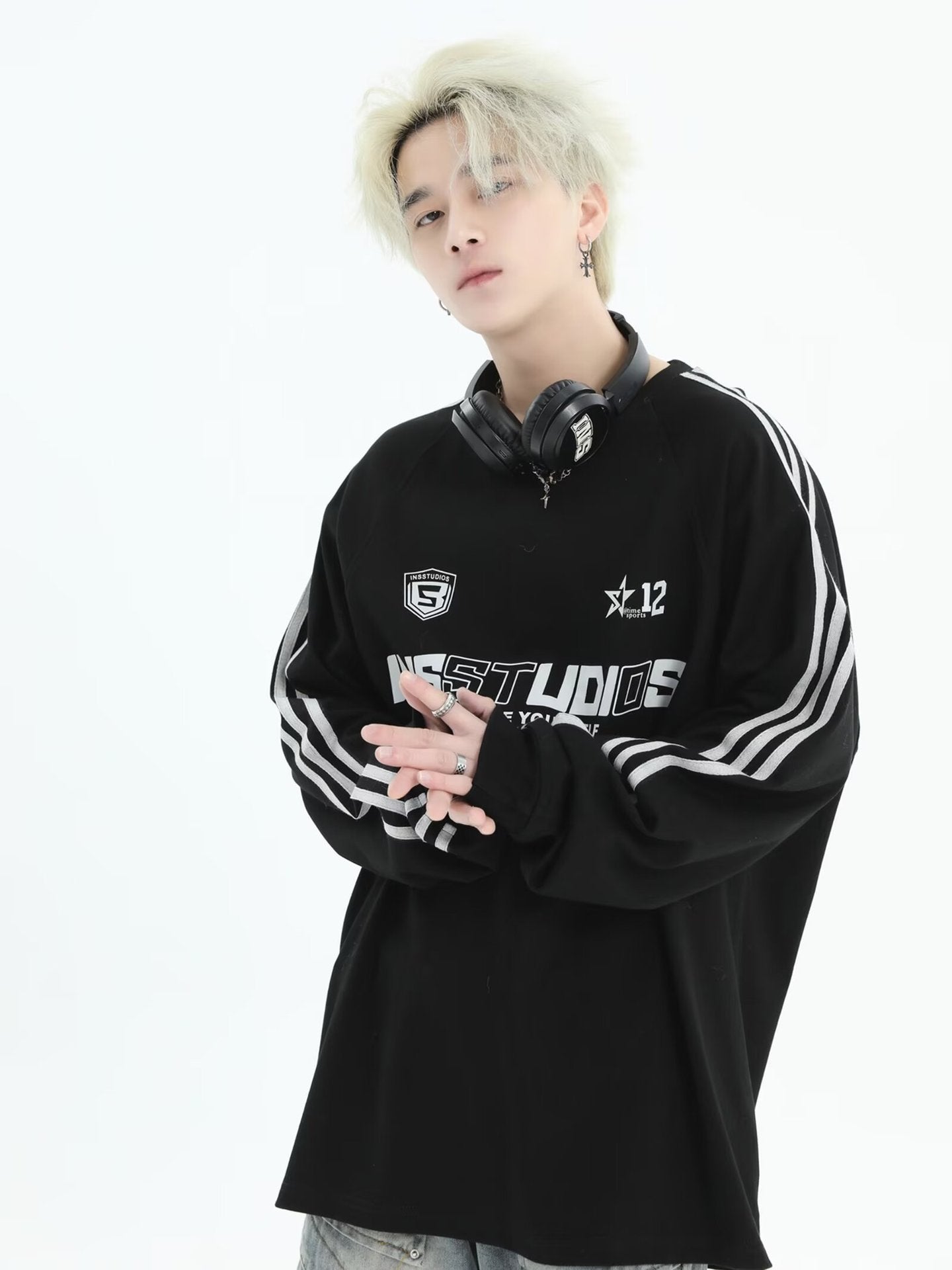 ストリート系ロゴ オーバーサイズ長袖スウェット ブラック 着用イメージ 男性モデル